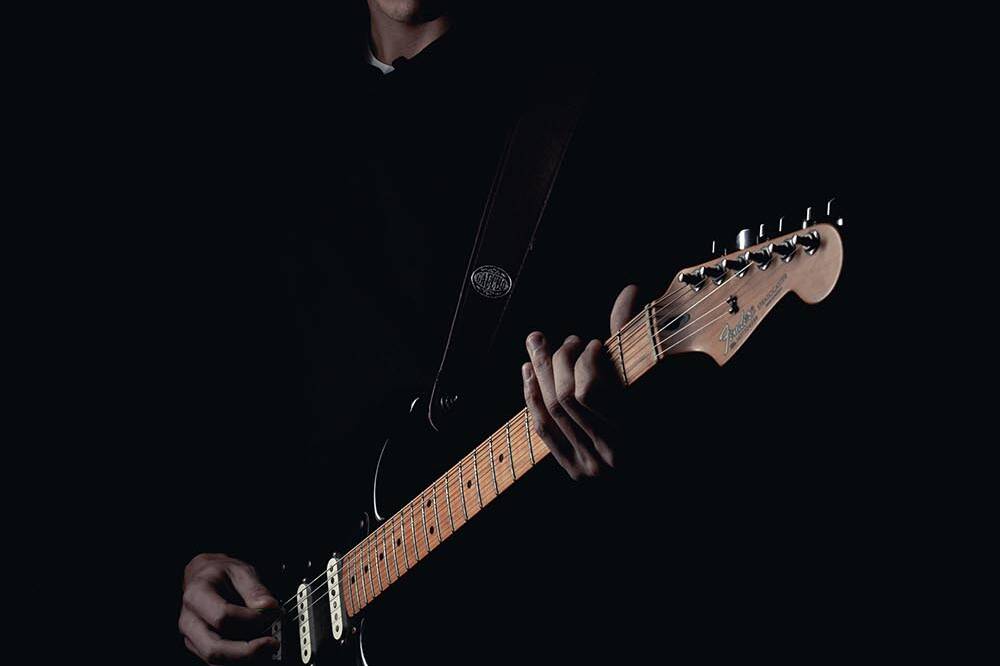 Foto von einem Gitarristen beim musizieren