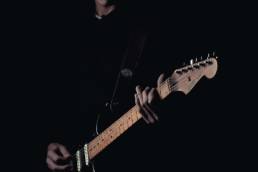 Foto von einem Gitarristen beim musizieren