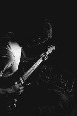 Foto von einem Gitarristen beim musizieren