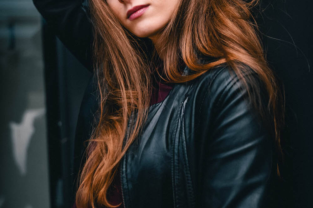 modisches Lifestyle Portrait von einer Frau, Outdoor Shooting