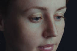 Portrait von einer Frau im Studio